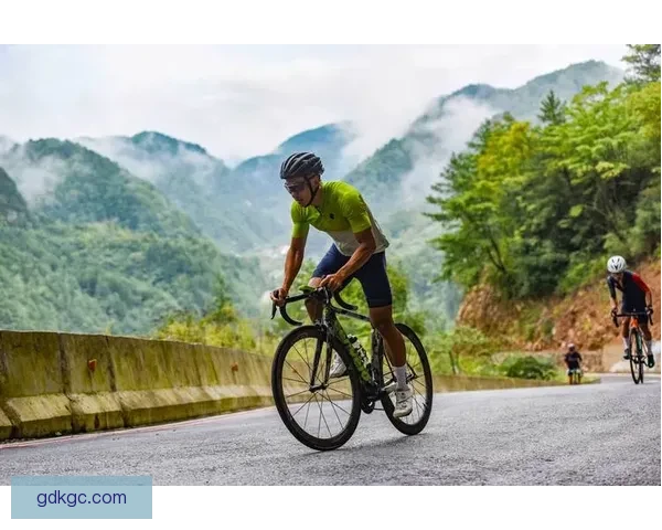 山地车比赛：速度与激情，勇夺冠军！