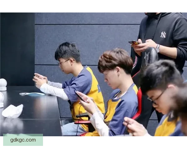 游泳赛程精彩纷呈，谁能笑到最后？