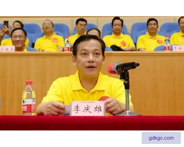 跳水比赛精彩纷呈，冠军花落谁家？