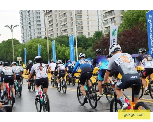 骑行风暴：挑战自行车邀请赛的极限速度